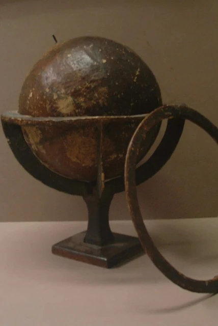 Globo manoscritto ottocentesco con gomma lacca sporca e con spaccature